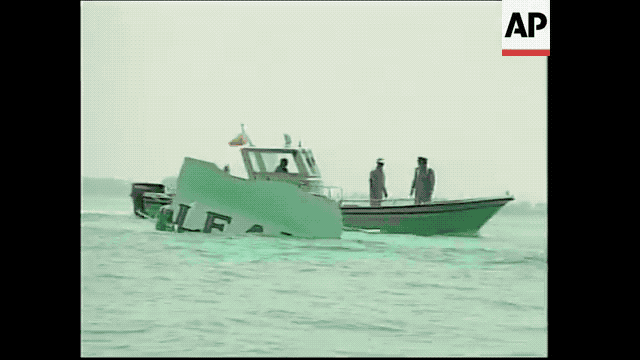 Необработанные кадры AP с места крушения, обнаруженного у побережья на следующий день. (AP)