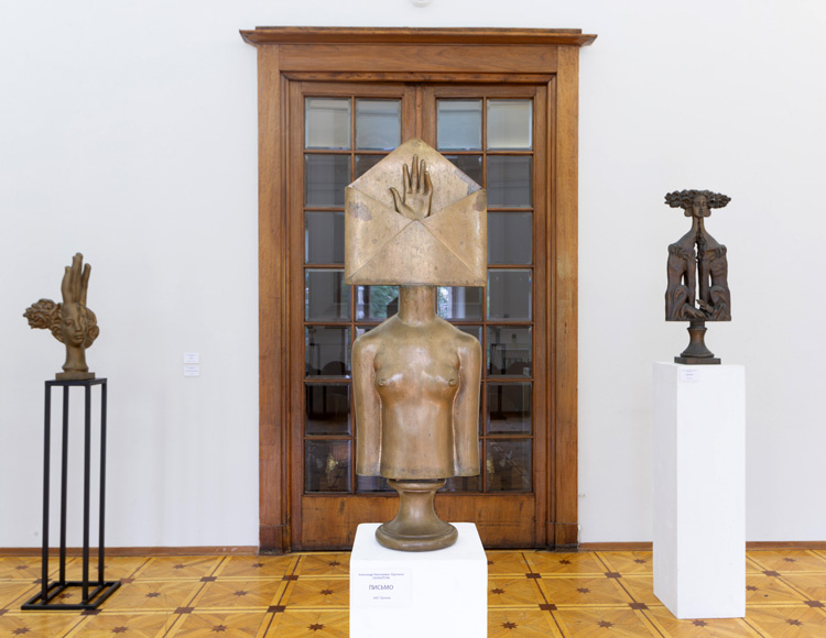 Слева направо: Портрет без лица, 1990. Письмо, 2007. Сфинкс, 2001