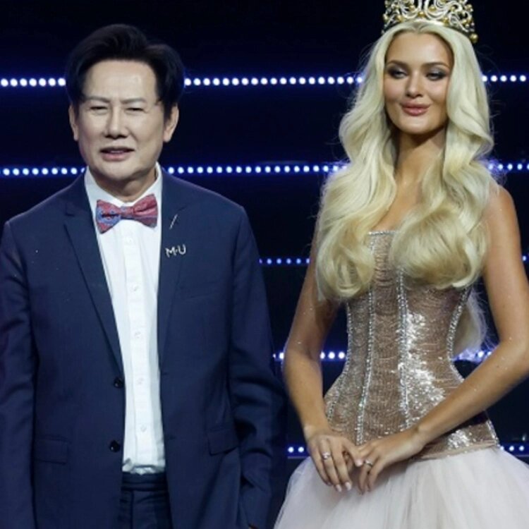 Нават Ицарагрисил и обладательница титула «Мисс Вселенная 2024» Виктория Кьер Тейлвиг из Дании на пресс-конференции, посвященной 74-му конкурсу📷
