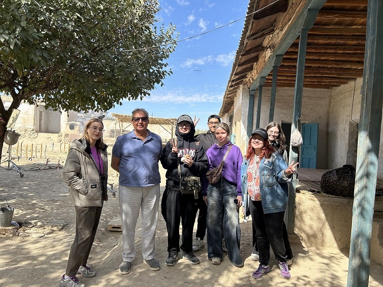 Рашид Маликов и студенты его режиссерской мастерской ташкентского филиала ВГИК. Фото предоставлено Рашидом Маликовым