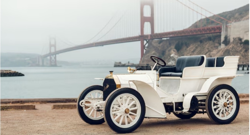 Mercedes-Benz — старейший автопроизводитель в мире. В 1886 году Карл Бенц запатентовал свой революционный моторизованный автомобиль, а Готлиб Даймлер разработал четырёхколёсную моторизованную повозку. С тех пор мы снова и снова изобретаем автомобиль, формируя будущее индивидуальной мобильности на основе нашей истории. С момента основания двух стартапов в Мангейме и Каннштатте, сегодняшняя международная группа Mercedes-Benz Group AG развивалась на протяжении почти 140 лет. История компании — это увлекательная биография, отражающая современную историю, хронику инноваций и вехи автоспорта.