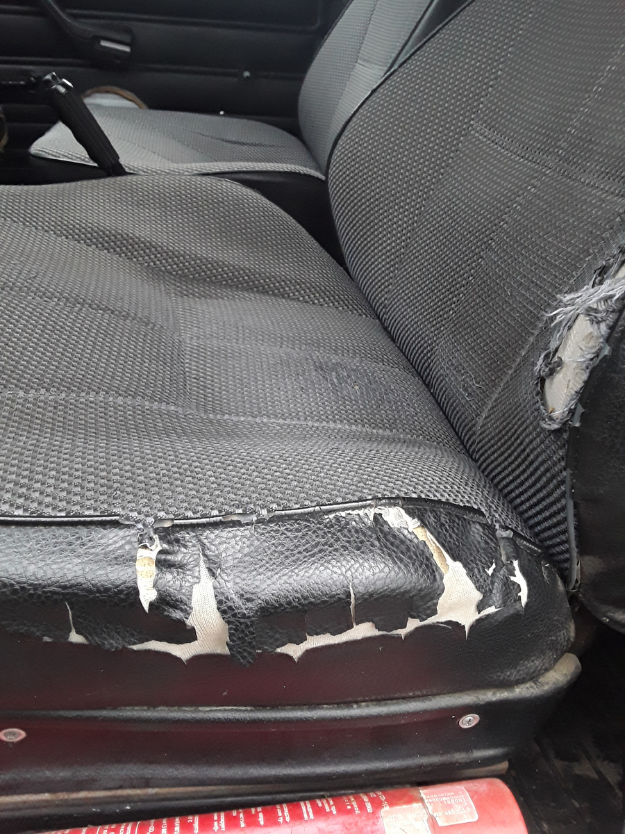 Фото: Личный архив автора | Вот во что превратилось водительское сиденье всего за несколько лет без защиты.

