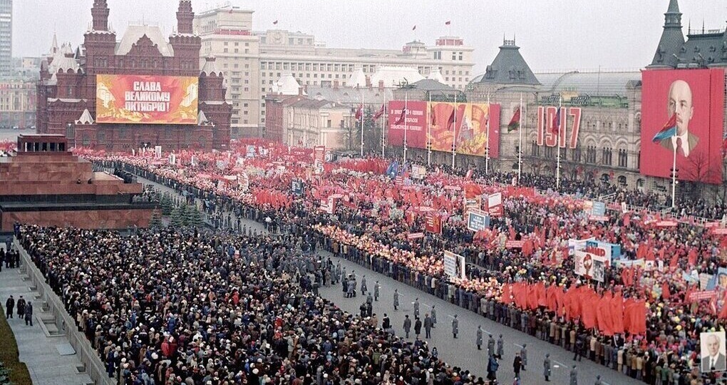 В Кремле предложили узнать мнение Госдумы о возвращении в календарь праздников 7 ноября