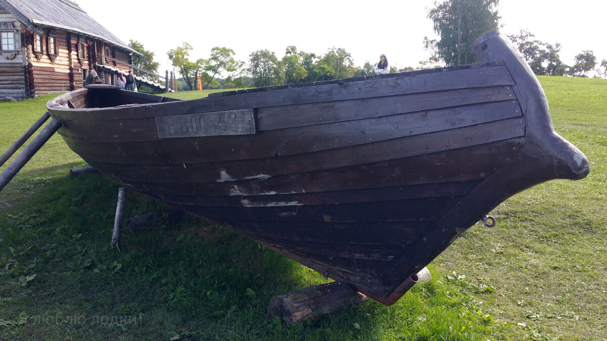 Очертания этой кокоры напоминают профиль головы дельфина. Лодка явно из эксплуатации: киль бесхитростно защищён от износа стальной трубой, некоторые доски подшиты свежими медными гвоздями, на штевне современный рым-болт.