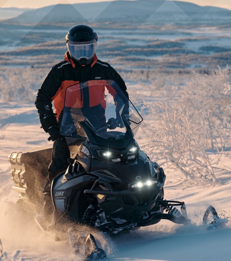 На фото одноместная версия COMMANDER с изогнутыми рычагами подвески. Снегоход на фото с дополнительными дугами на капоте и LED фарами и большим кофром в багажнике.