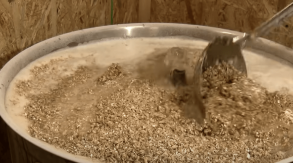 Получаем месиво, которое до боли напоминает овсянку, кашей оно, по сути, и является – зерно сварили в воде.