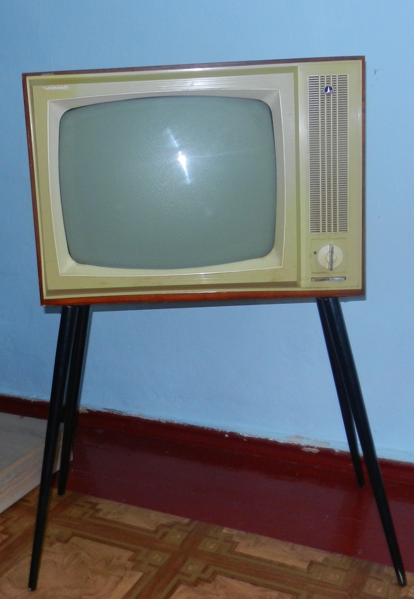 Телевизор "Чайка". К сожалению, просматривая интернет, я так и не смог найти тот самый первый телевизор моего далёкого детства. Источник https://archivogram.top/32254590-televizor_chayka_sssr_na_4-h_nozhkah_cherno-belogo_izobrazheniya.