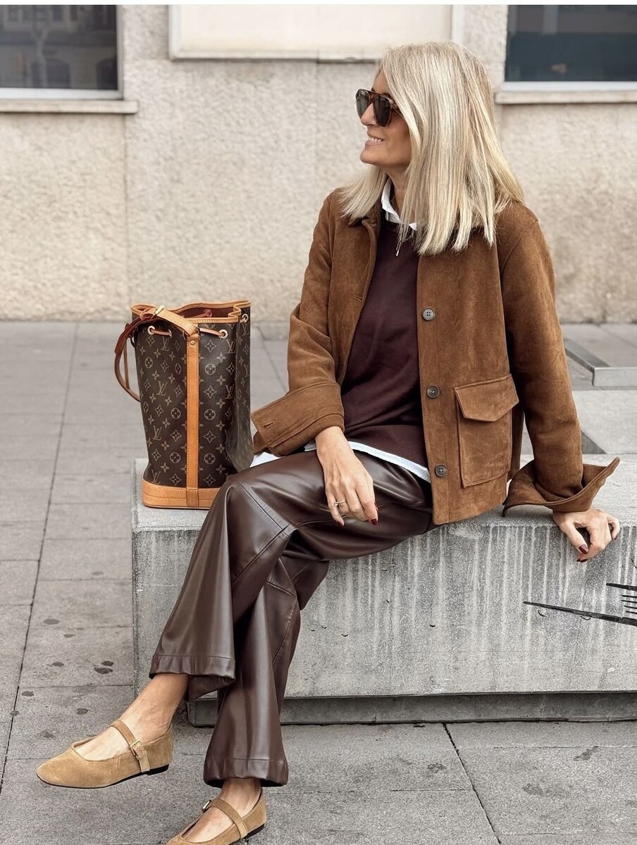 Привлекательная дама 50+ лет в трендовом коричневом образе.