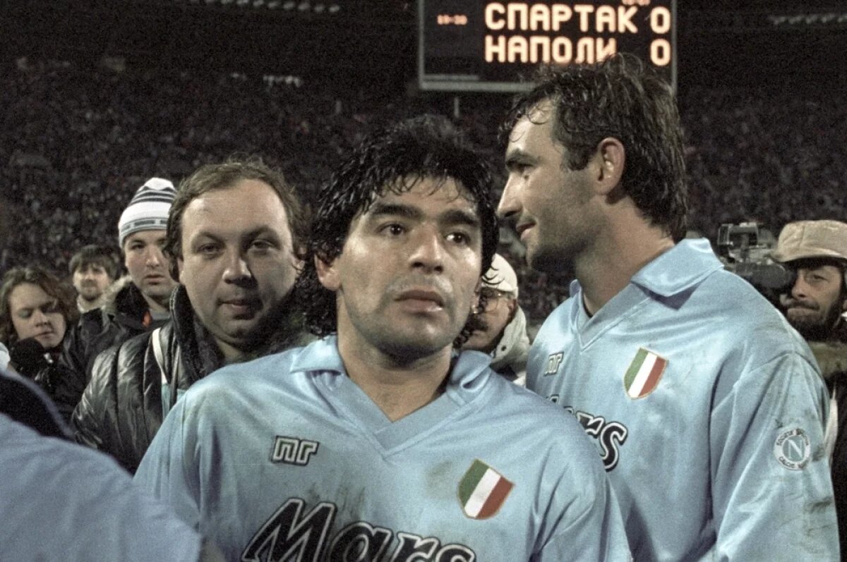    Игрок итальянской команды «Наполи» Диего Марадона (в центре) после матча с московской командой «Спартак».