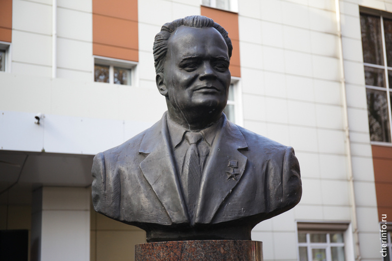    Торжество прошло у ДК "Строитель", где установлен бюст Дмитрия Мамлеева.