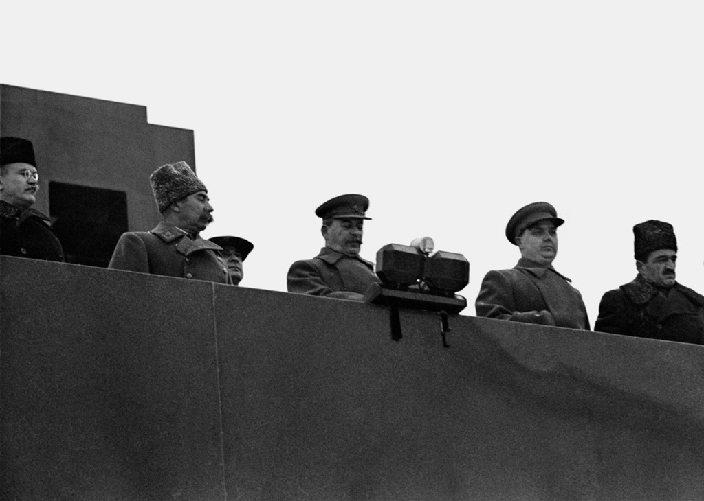 Парад на Красной площади.
Аркадий Шайхет, 7 ноября 1941 года, г. Москва, МАММ/МДФ.