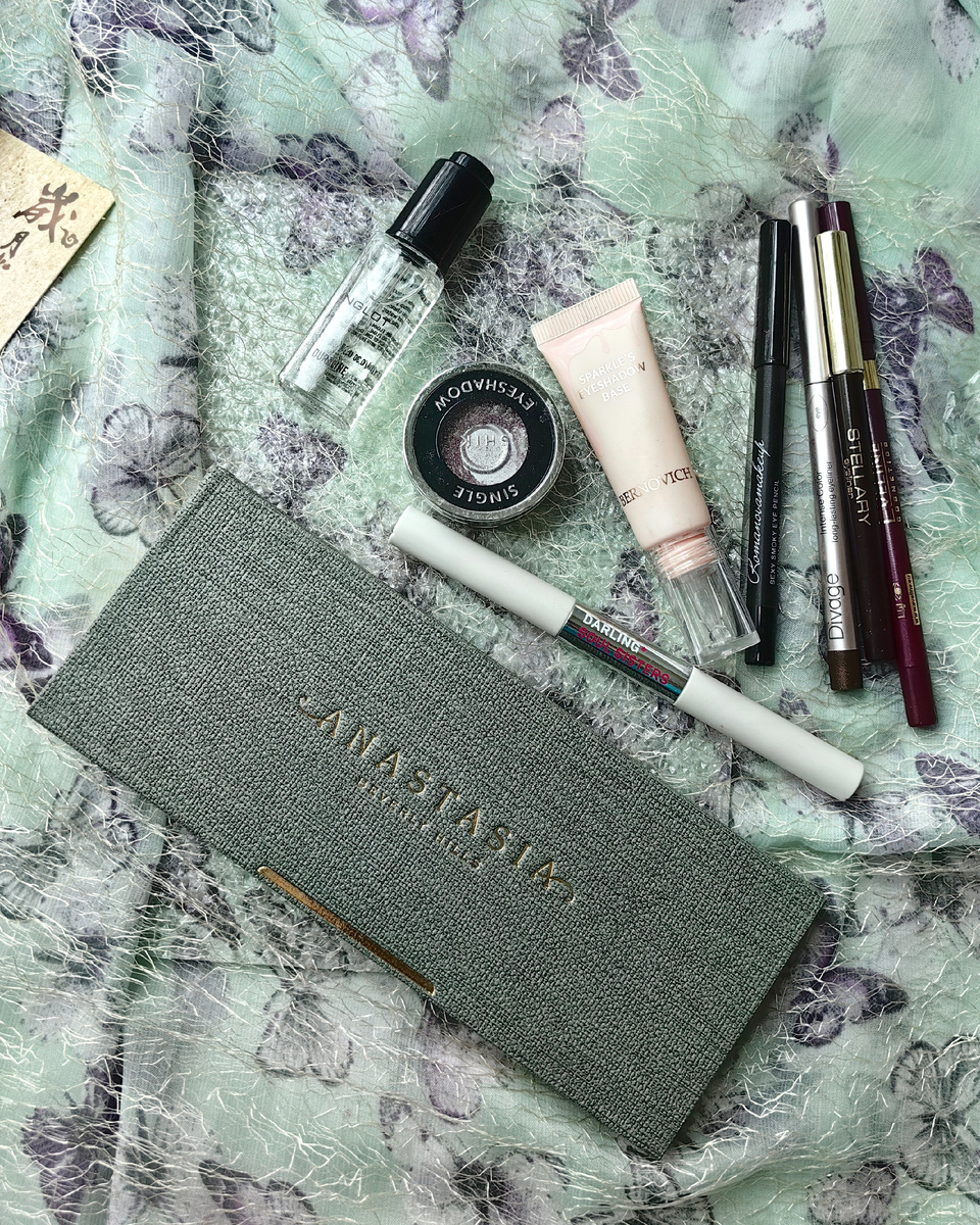 Моя декоративная косметика: база под тени, тени и карандаши для глаз 