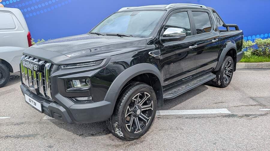 В стандартную комплектацию входят двухзонный климат-контроль, подогрев передних кресел, руль с возможностью регулировки по вылету и наклону, система бесключевого доступа и кнопка запуска мотора.