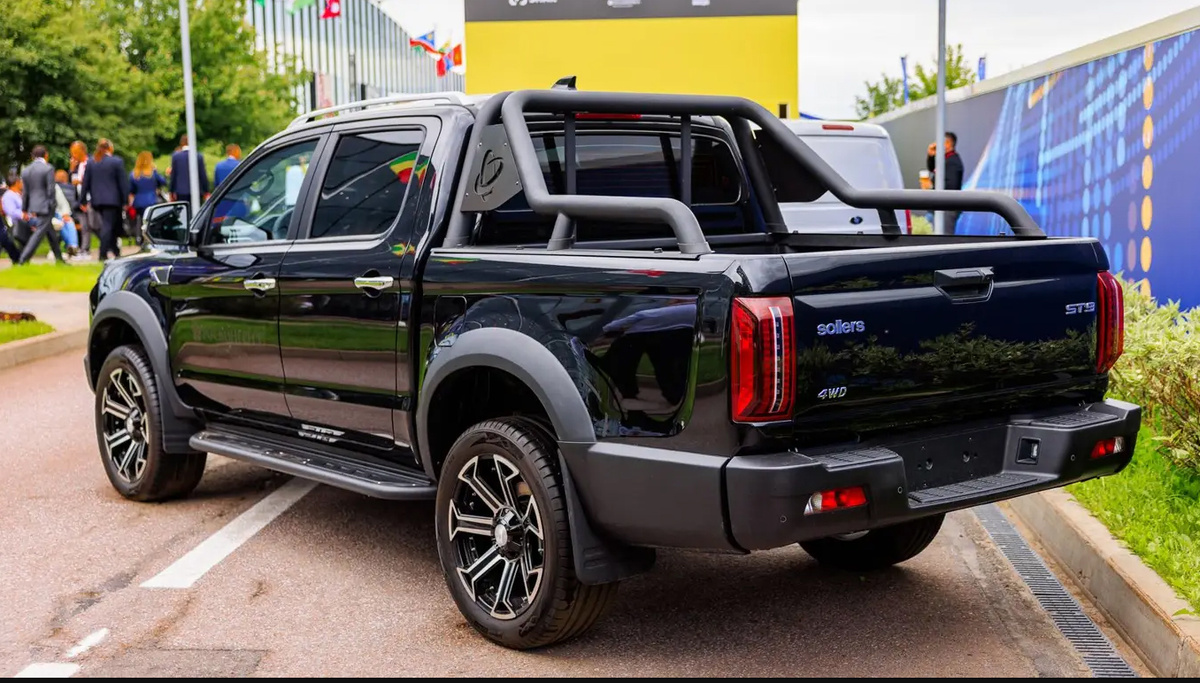 Производственный процесс налажен в Ульяновске, с высокой степенью отечественной сборки кузова и шасси.