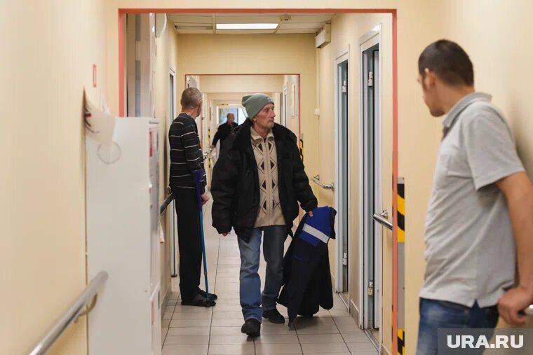 Бездомные в центре «Милосердие». Фото: Никита Сабашников © URA.RU