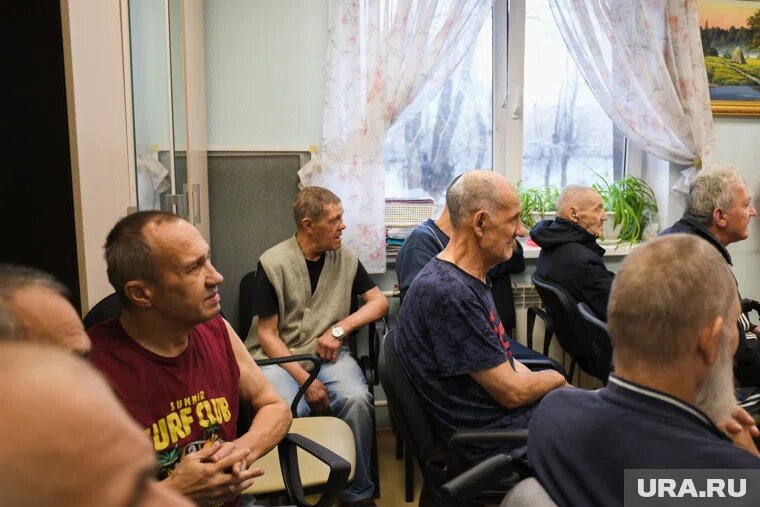 Бездомные в центре «Милосердие». Фото: Никита Сабашников © URA.RU