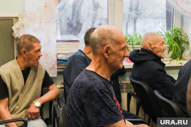 Бездомные в центре «Милосердие». Фото: Никита Сабашников © URA.RU