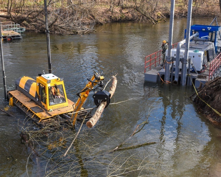     В Курске началась расчистка дна Тускари с помощью специализированной техники