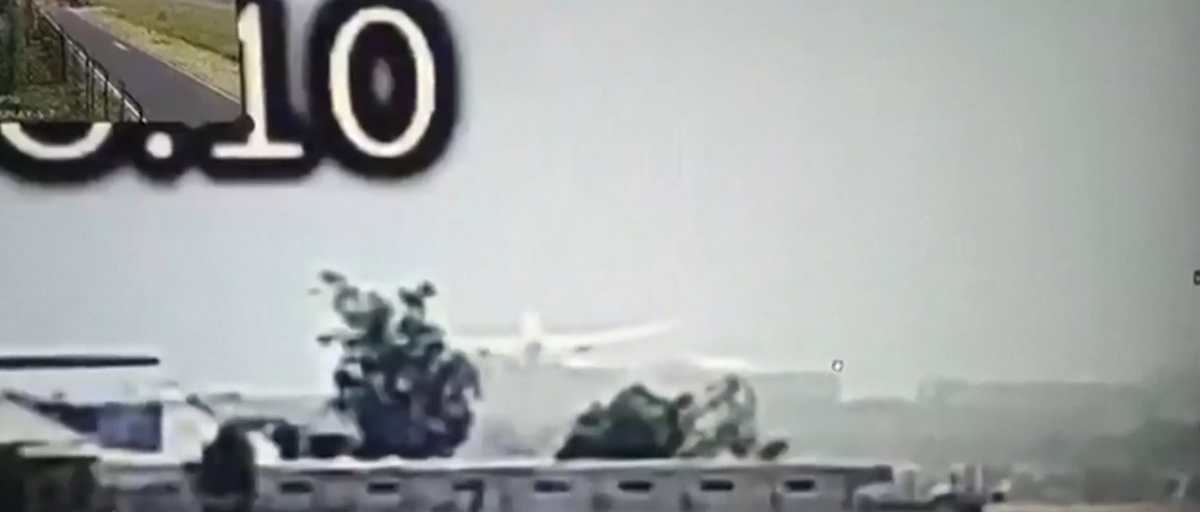 Самолёт стремительно теряет высоту