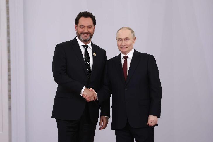    Ильдар Абдразаков на фото с Президентом РФ Путиным. Фото со страницы артиста в ВК