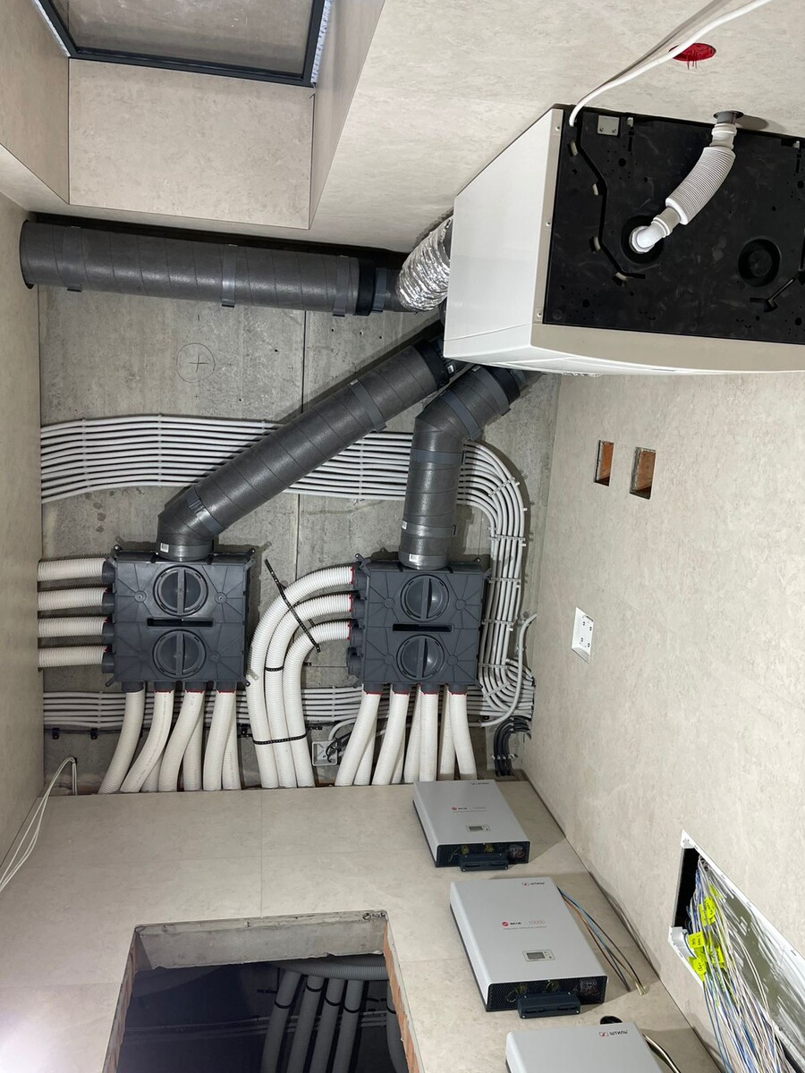 Необычный ракурс - вид снизу, от дренажа ПВУ к коллекторам и воздуховодам Blizzard Silver 75 мм