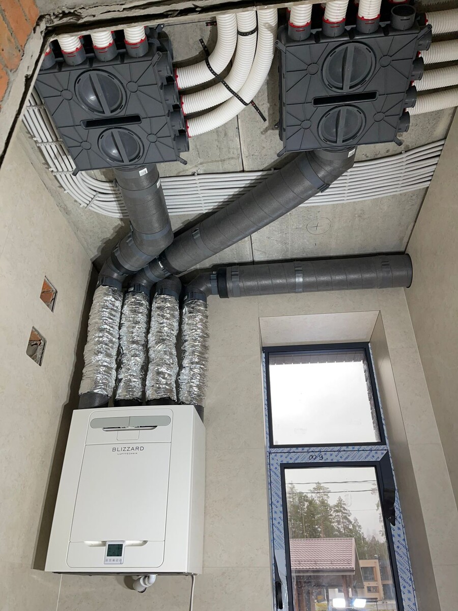 ПВУ Blizzard L3 ES обвязывается сначала акустическими воздуховодами Blizzard A1. затем акустика переходит на термоустойчивый воздуховод Blizzard T2.