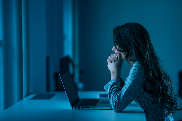 Источник - https://www.freepik.com/premium-photo/robber-hacks-computer-night_21509234.htm