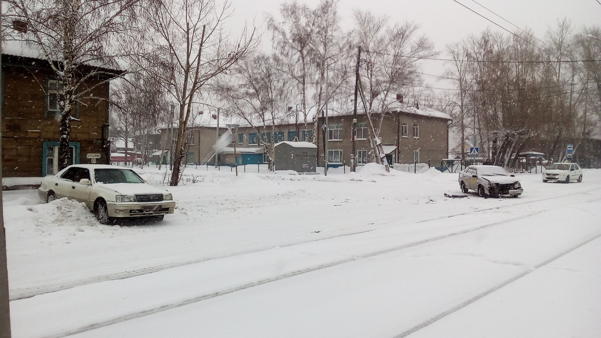 Если что, ехали мы прямо, а пятнашка втёрлась чётко прямо в левое заднее крыло