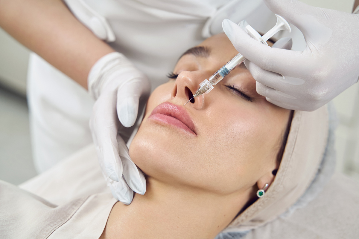 Процедура контурная пластики губ в Mikos Clinic