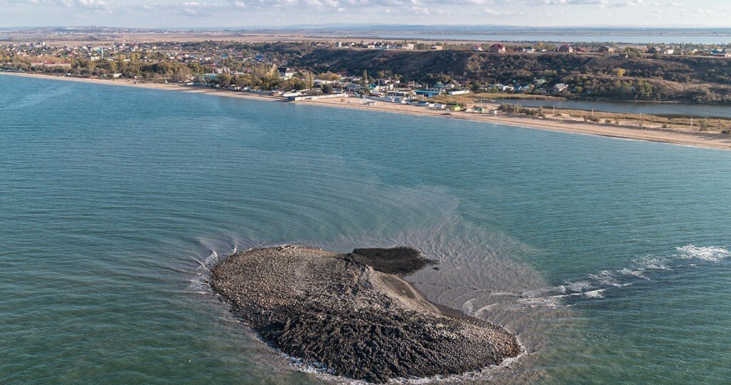 Он появляется раз в 7 лет — прямо из моря. И каждый раз пугает людей