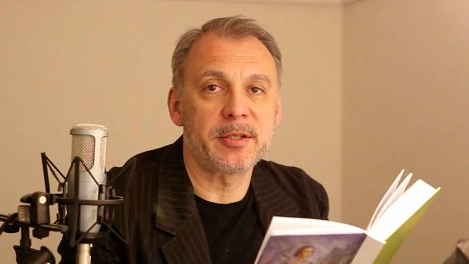 Сергей Ножериевич Чонишвили в работе чтецом. Фото из инета