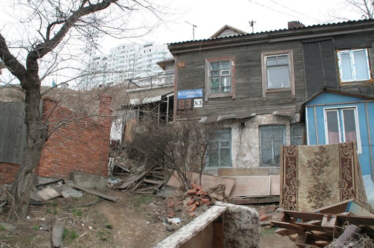 В этом бараке мать и снимала квартиру. Фото: архив КП