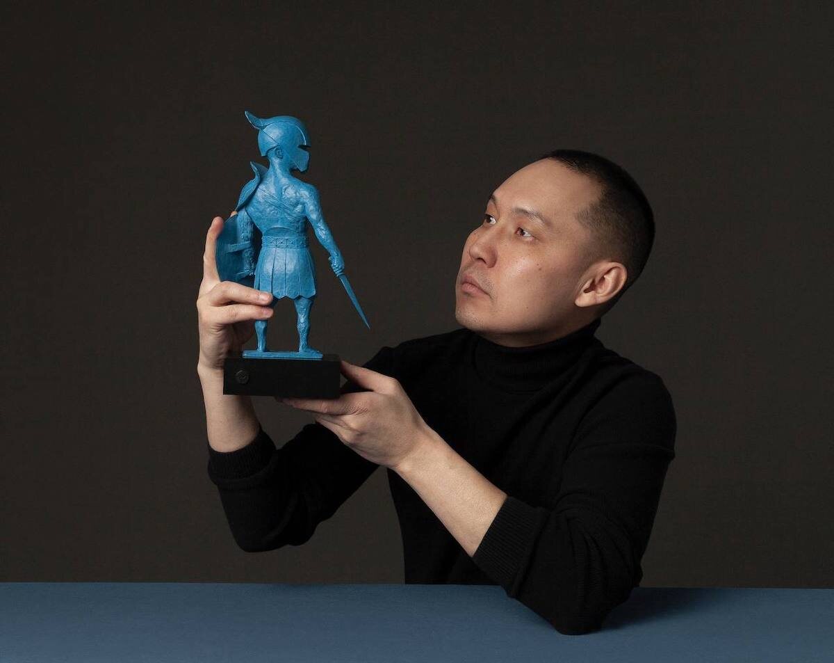 Павел Михайлов работает с бронзой, сталью, пластиком, акрилом и другими материалами, экспериментируя с их свойствами.