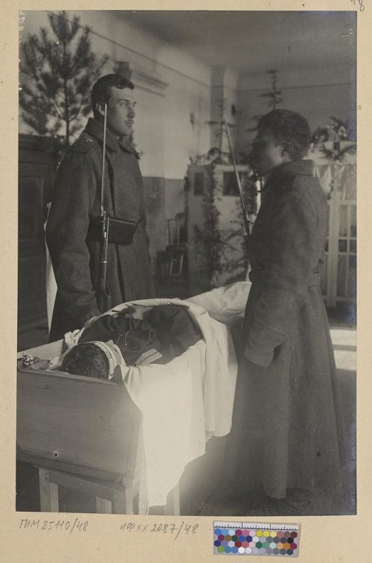  Альбом «5-я армия 10-й авиационный отряд. Первая мировая война. 1914-1917 гг.» Почётный караул у гроба погибшего лётчика. Источник: Государственный исторический музей
