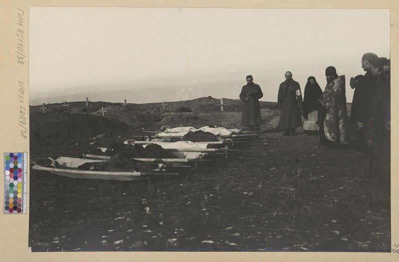 Альбом «5-я армия 10-й авиационный отряд. Первая мировая война. 1914-1917 гг.» Панихида по погибшим. Источник: Государственный исторический музей