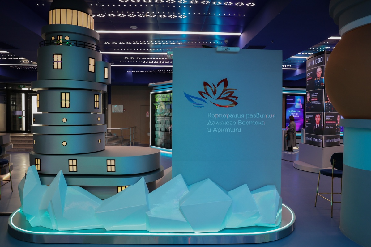 Инсталляция с макетом маяка и логотипом «Корпорации развития Дальнего Востока и Арктики» на выставке. Современный дизайн, символы Арктики, акцент на инновации и развитие регионов России, (источник: russia.ru)