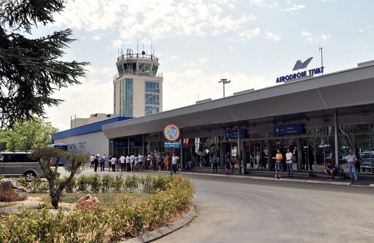 Прямого автобусного сообщения между аэропортом Тивата и Будвой нет.