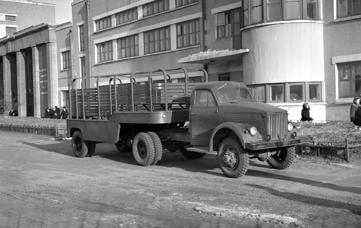 Серийный ГАЗ-63П с полуприцепом-платформой ПАЗ-744П