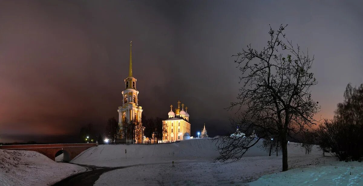    Рязанский кремль ночью. Фото: Максим Шанин, лицензия Creative Commons Attribution-Share Alike 4.0 International, Wikimedia Commons