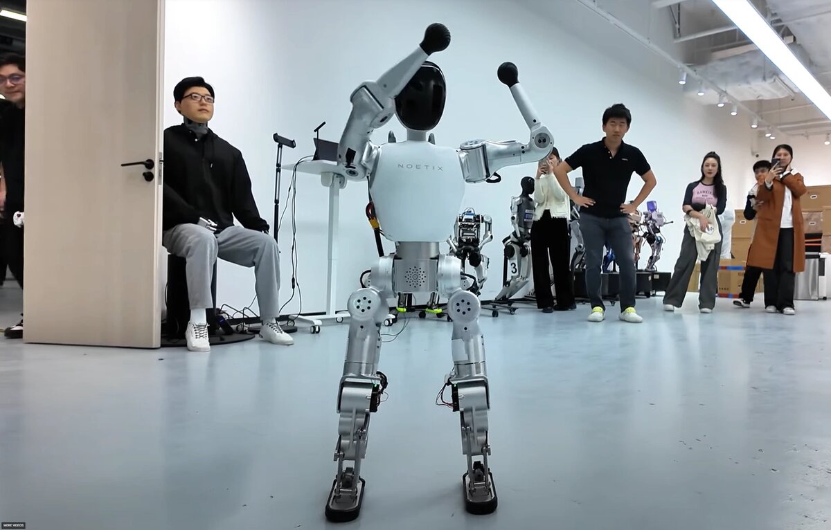   Робот-гуманоид Bumi танцует