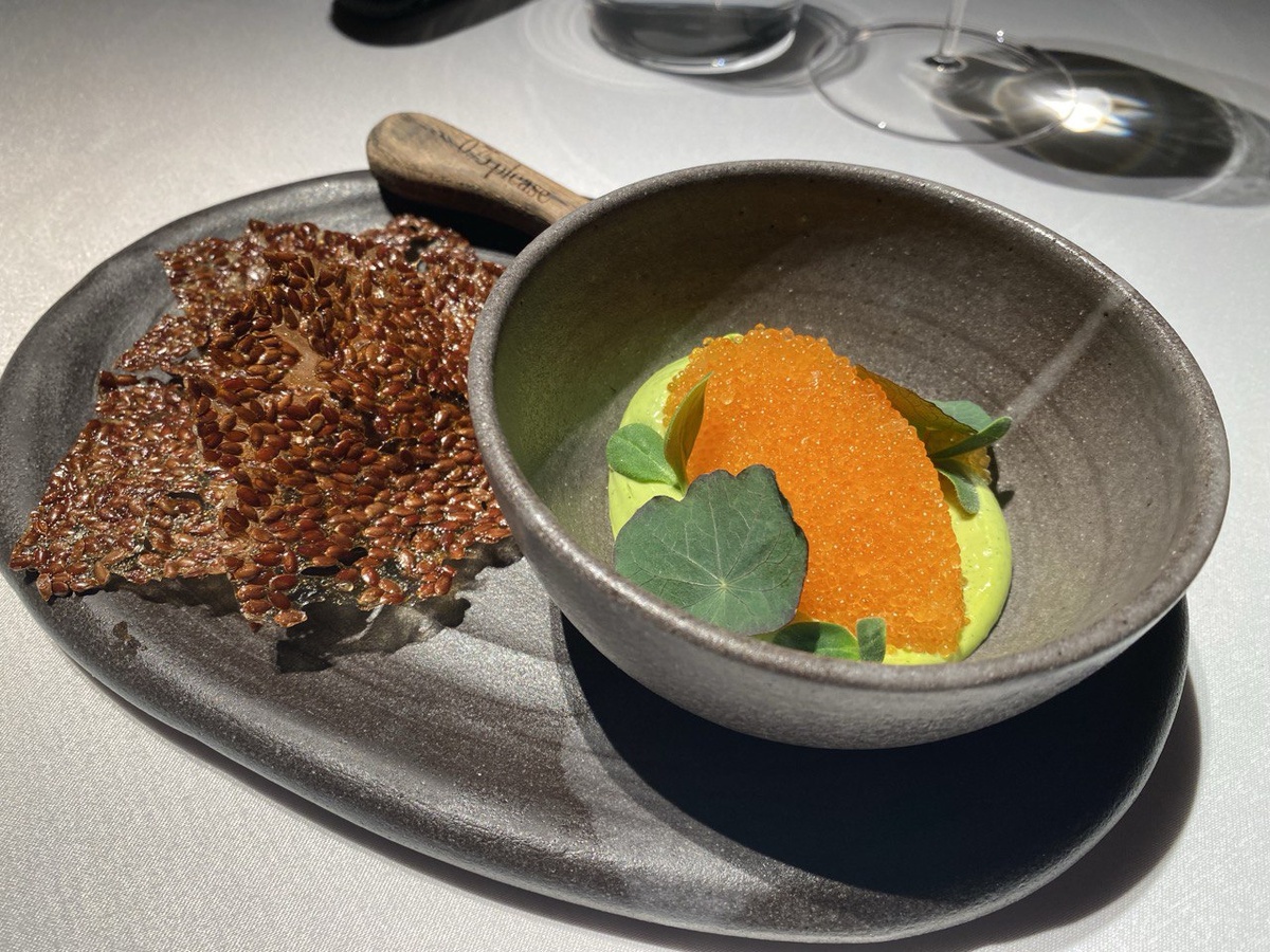 Злаковые чипсы с трюфльным майонезом и икрой сига