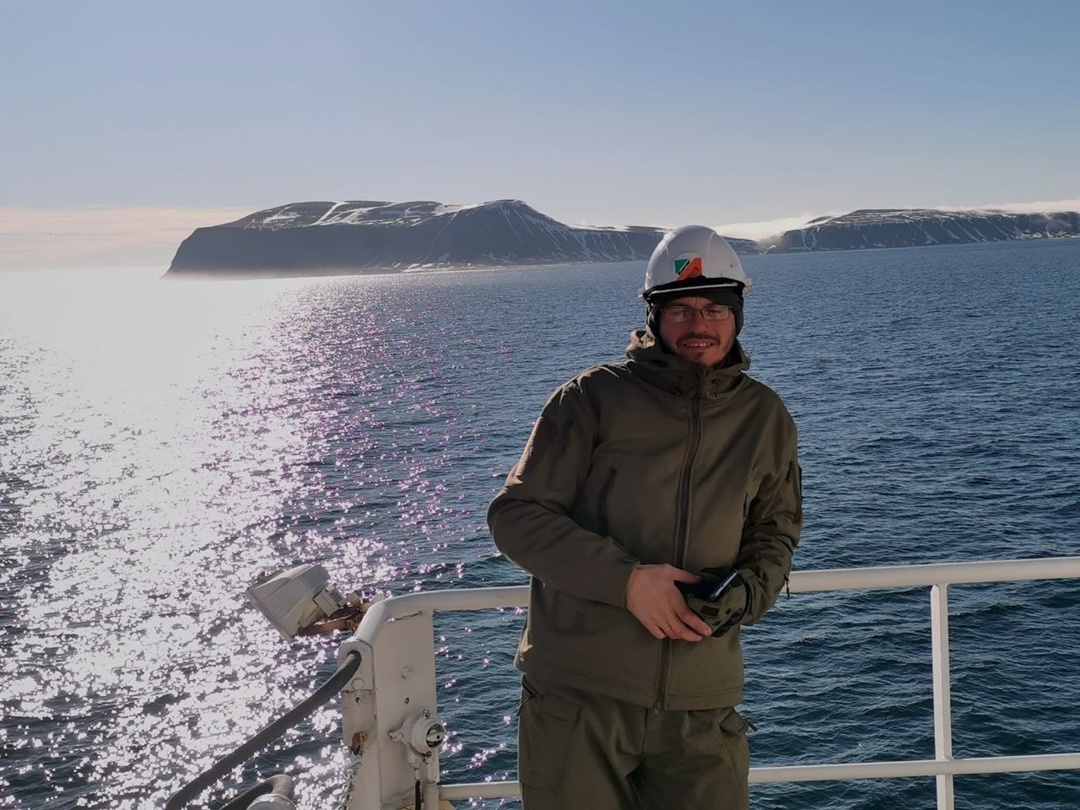 А. В. Хохуля в Баренцевом море на фоне о. Надежды (2024)