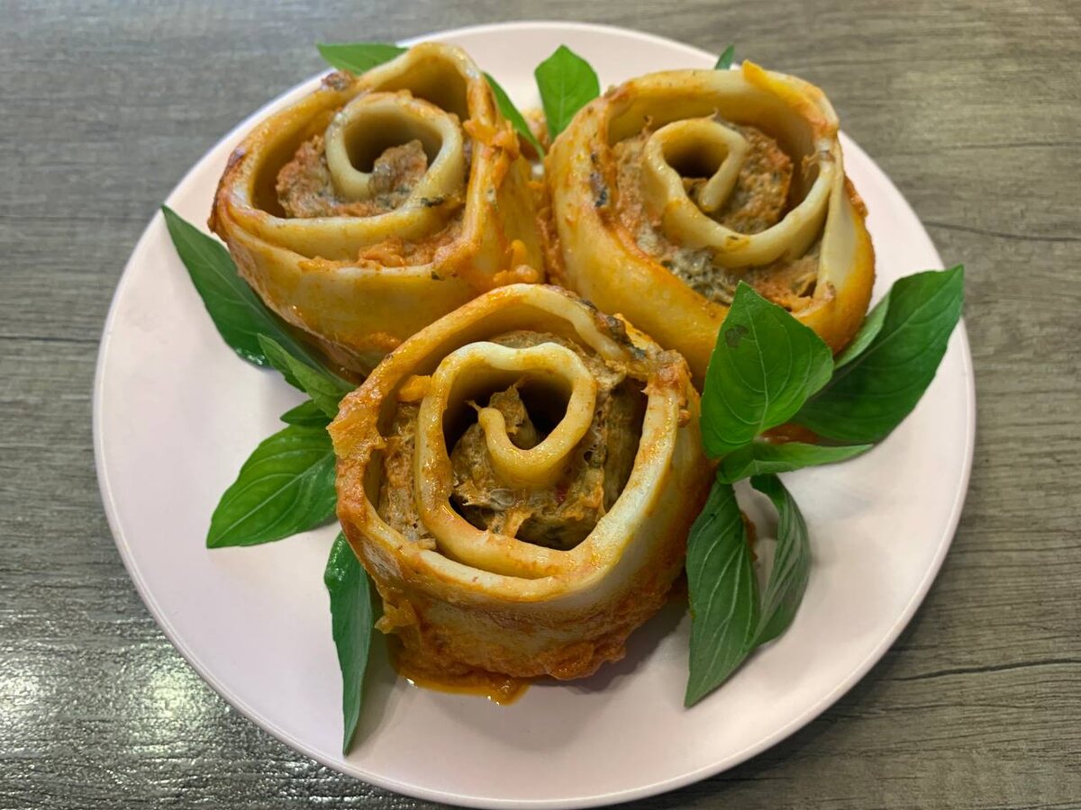 Готовые рулетики из пельменного теста с фаршем