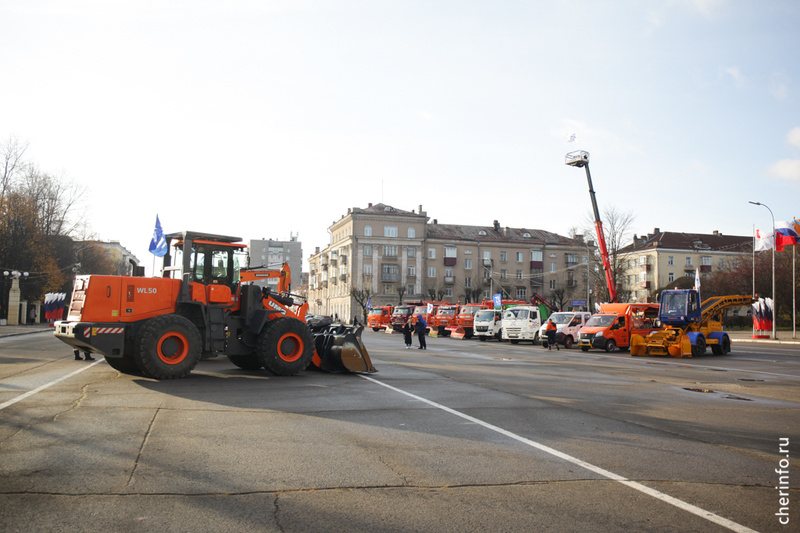    Выставку спецмашин устроили сегодня на площади Металлургов.