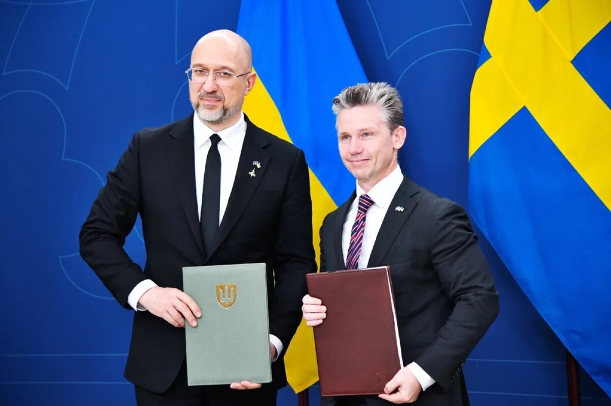    Министр обороны Украины Денис Шмыгаль (слева) и министр обороны Швеции Пол Юнсон.