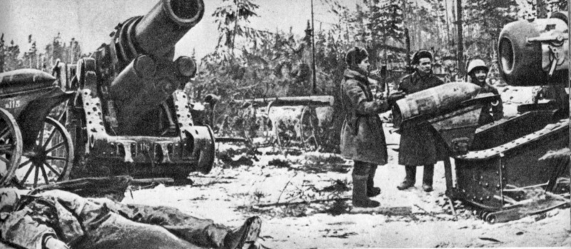  Советские военные осматривают трофейные немецкие орудия — мортиры 30.5cm Mörser (t)