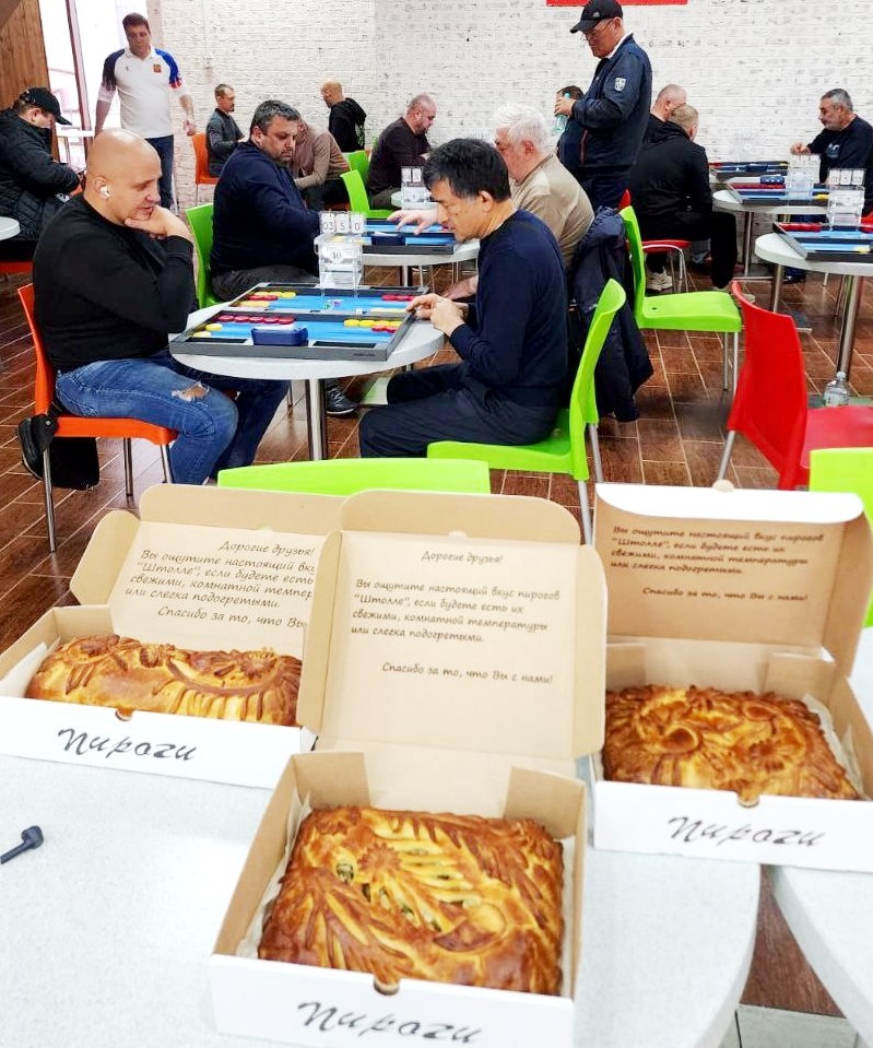 Турнир по нардам и вкусные подарки от ШТОЛЛЕ