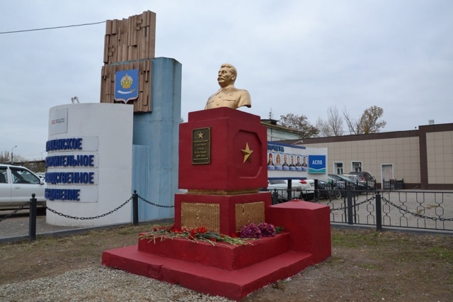 В Астрахани торжественно открыли памятник Сталину