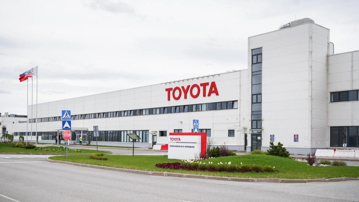   Фасад завода Toyota в Шушарах (Санкт-Петербург)