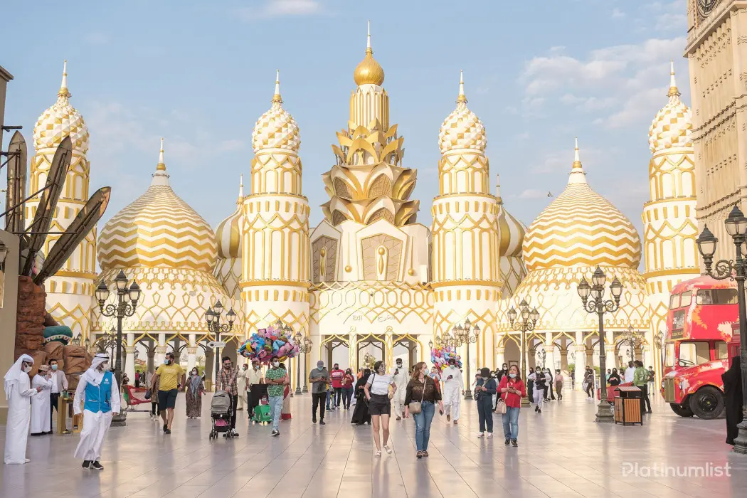 Если коротко описать дубайскую ярмарку — это возможность отправиться в кругосветное путешествие за один вечер. 